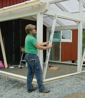 Byg selv udestue: Rammerne stilles op i skelettet Byg selv udestue: Rammerne stilles op i skelettet